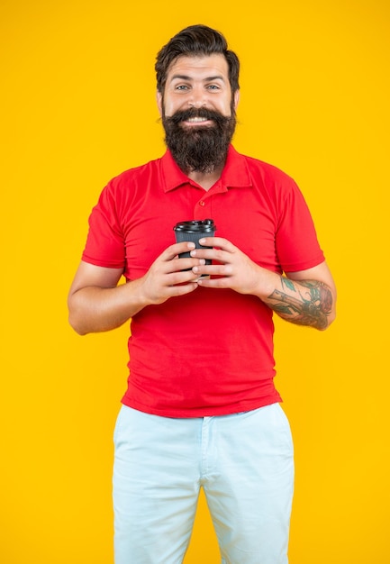 Immagine dell'uomo alla pausa caffè uomo alla pausa caffè isolato su giallo