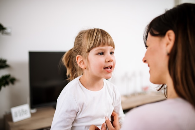 Immagine della bambina carina parlando con sua madre.