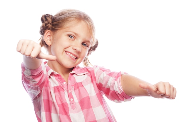 Immagine della bambina felice in piedi isolato su sfondo bianco Guardando la fotocamera che mostra i pollici in su