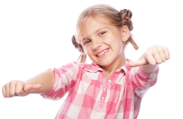 Immagine della bambina felice in piedi isolato su sfondo bianco