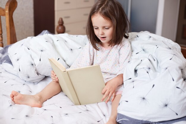 Immagine della bambina sorpresa impressionata con espressione facciale scioccata