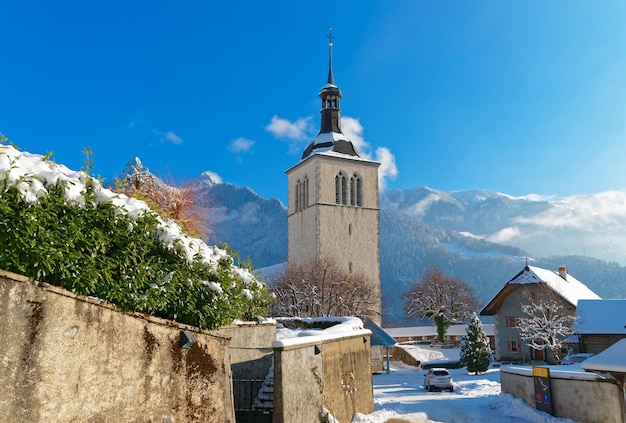 Immagine della chiesa di St. Theodul a Gruyeres, in Svizzera, in una soleggiata giornata invernale