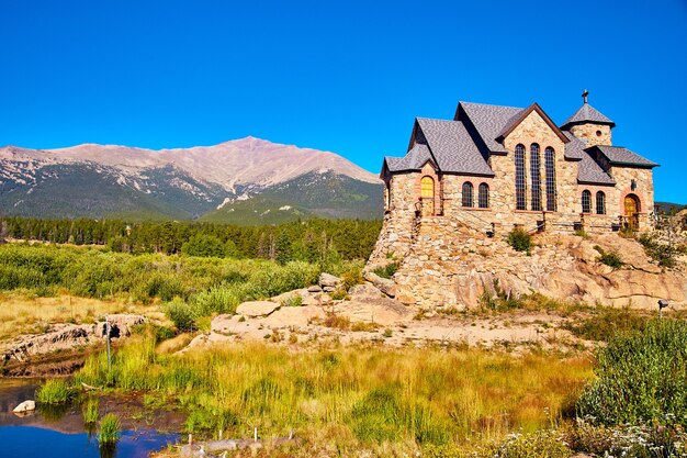 Immagine della chiesa solitaria isolata nelle montagne del deserto dall'acqua