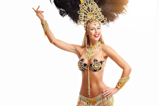 Immagine della donna brasiliana in posa in costume da samba su bianco