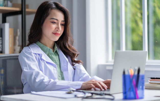 Immagine della dottoressa asiatica che lavora alla clinica