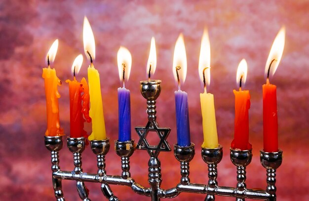Immagine della festa ebrea Hanukkah sfondo con candelabri tradizionali menorah e candele accese