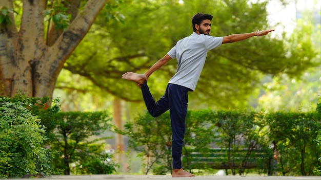 Immagine della giornata internazionale dello yoga ragazzo che fa yoga in varie posizioni al parco