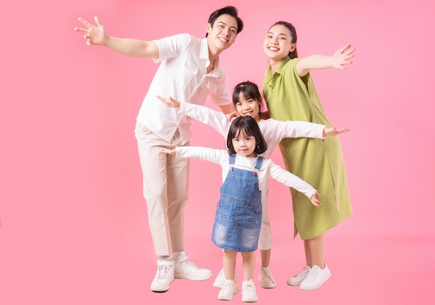 Immagine della giovane famiglia asiatica sullo sfondo