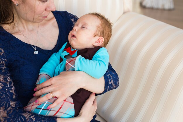 Immagine della madre felice che tiene bambino adorabile