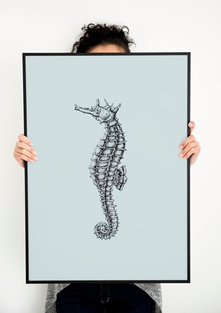 Foto immagine della seahorse del disegno della mano della tenuta della donna nella struttura della foto