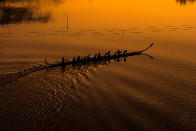 Immagine della silhouette Vogatore al tramonto