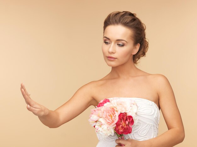 immagine della sposa guardando il matrimonio o l'anello di fidanzamento