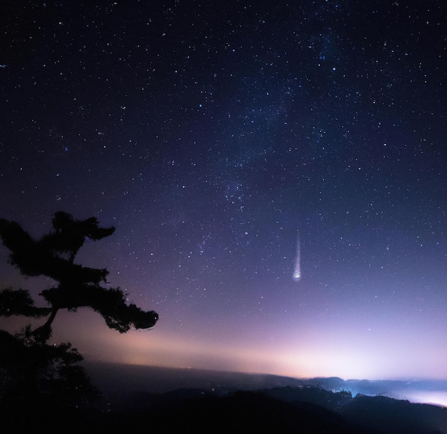 Immagine della stella cadente e delle stelle sul cielo notturno