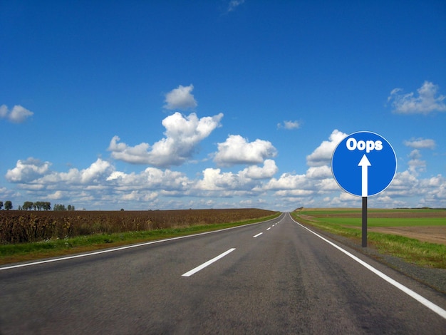 immagine della strada asfaltata e del cielo blu