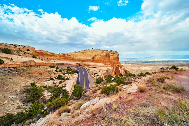 Immagine della strada che curva attraverso il canyon del deserto