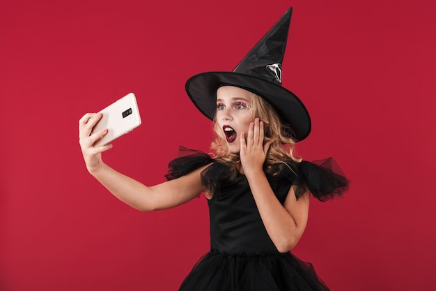 Immagine della strega scioccata della bambina in costume di Halloween di carnevale