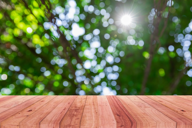 Immagine della tavola di legno davanti a fondo astratto della natura del bokeh