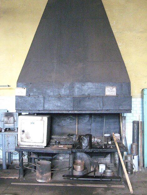 Immagine della vecchia fornace nera per la fucina