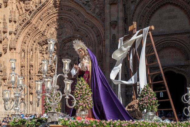 Immagine della Vergine Maria nella processione della Settimana Santa a Salamanca in Spagna