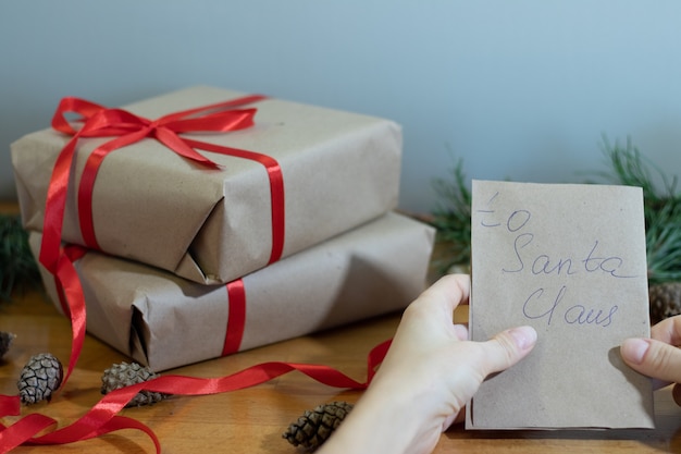 Immagine delle mani che fanno regali fatti a mano per Natale. Foto di alta qualità