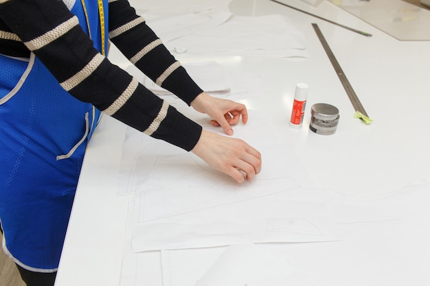 Immagine delle mani del progettista che lavorano nell'officina