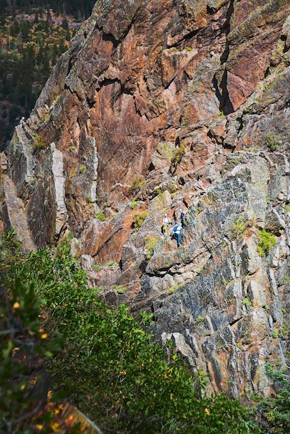 Immagine delle scogliere verticali del canyon con due scalatori