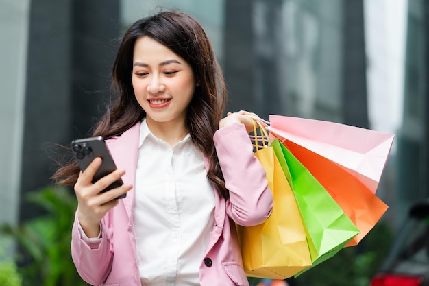 immagine dello shopping asiatico della donna di affari