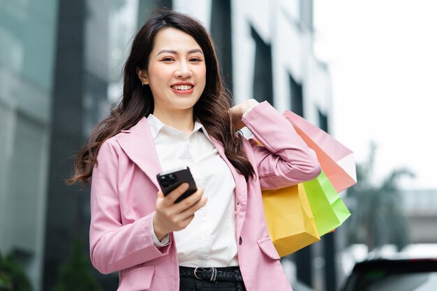 immagine dello shopping asiatico della donna di affari