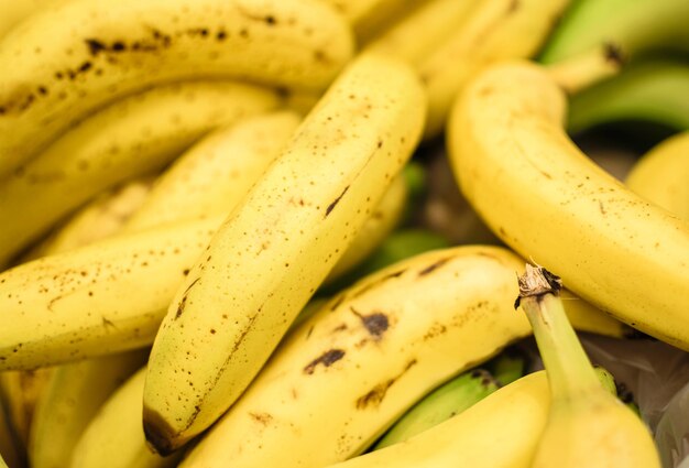 Immagine di banane immagazzinate nel mercato per il consumo