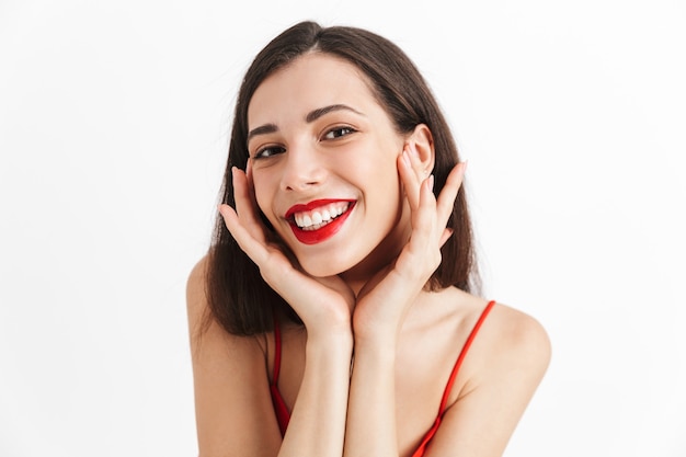 Immagine di bella giovane donna sorridente felice che posa isolata.