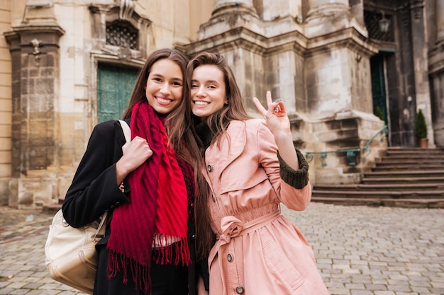 Immagine di belle ragazze in cappotti.