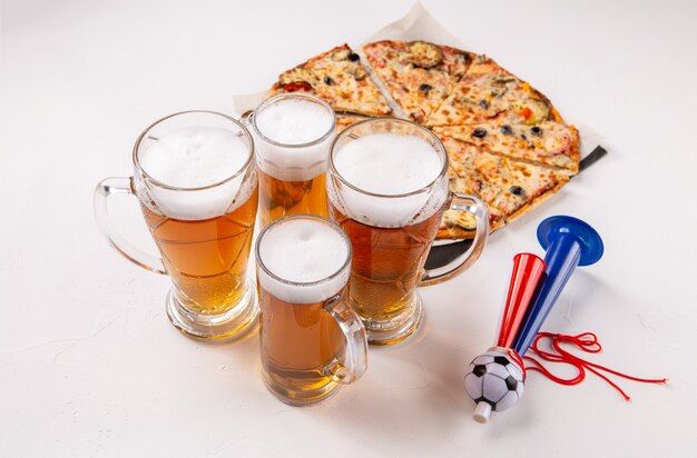 Immagine di bicchieri con schiuma di birra, pizza, tubi su sfondo bianco vuoto