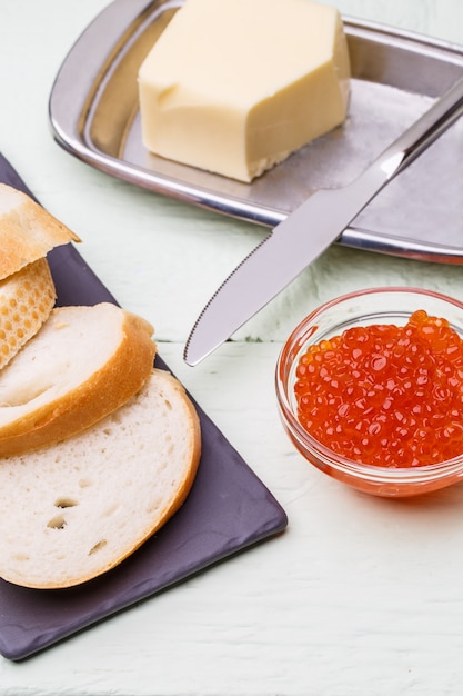 Immagine di caviale rosso, baguette