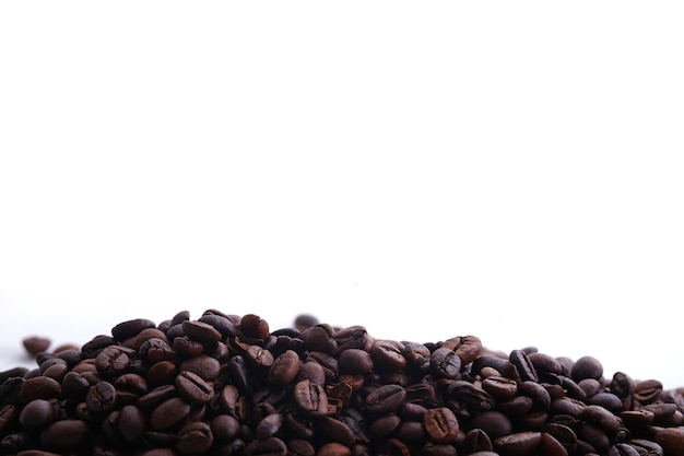 Immagine di chicchi di caffè scuri su sfondo bianco