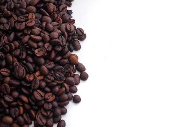 Immagine di chicchi di caffè scuri su sfondo bianco