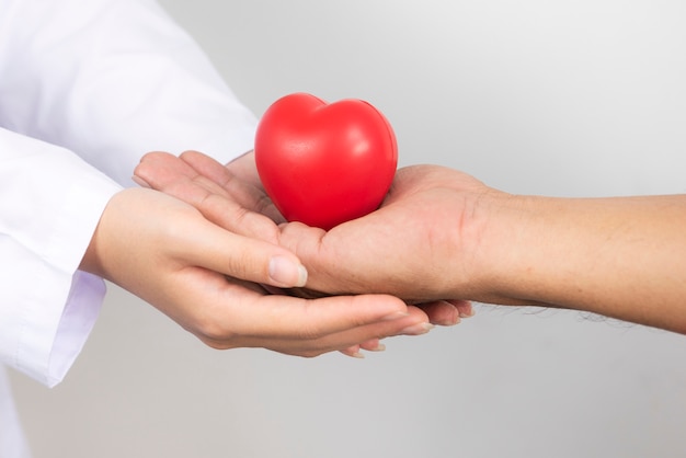 Immagine di Close-up della mano di un medico per mano con un cuore sulle mani