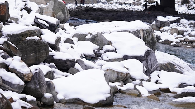 Immagine di concetto di nevicate pesanti di pietra e neve