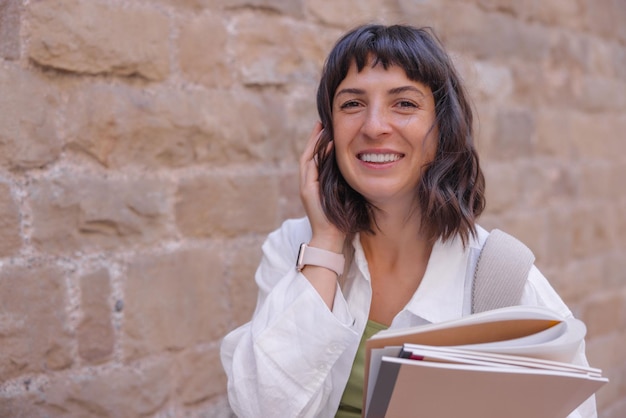 Immagine di donna carina sorridente alla telecamera