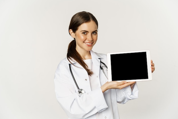 Immagine di donna dottoressa operaia sanitaria che mostra lo schermo del tablet digitale del sito Web medico online ...