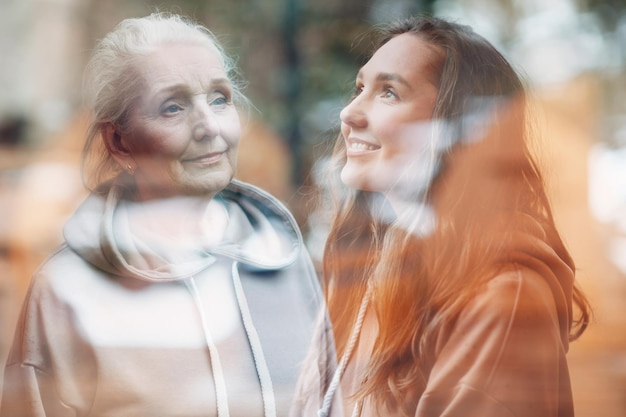 Immagine di doppia esposizione delle donne della nonna e della nipote Ritratto di donna giovane e anziana Amore e felice concetto di relazioni familiari