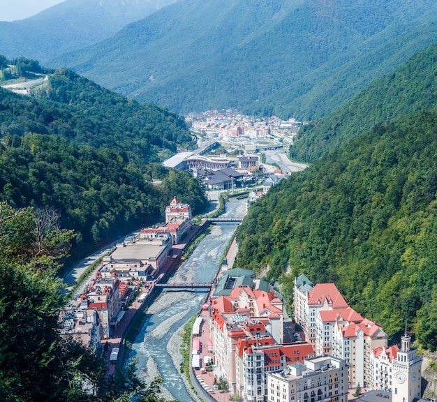 Immagine di edifici, fiumi ai piedi delle montagne