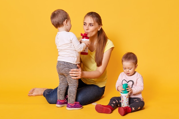 Immagine di famiglia felice, mamma con i suoi simpatici gemelli