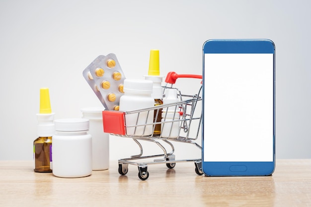 Immagine di farmacia online con farmaci per smartphone sul tavolo modello di spazio di copia