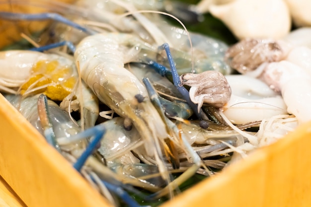 Immagine di frutti di mare incastonati in una ciotola di legno all'interno del ristorante