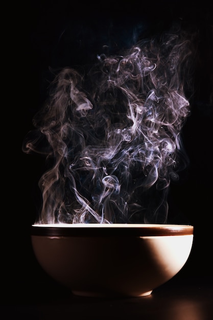 Immagine di fumo che sale dal cibo sopra la tazza