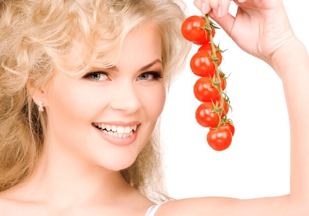 immagine di giovane donna bellissima con pomodori maturi