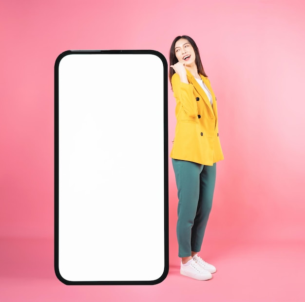 Immagine di giovane imprenditrice asiatica con smartphone mock up