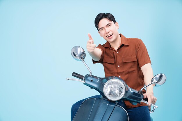 Immagine di giovane uomo asiatico in moto