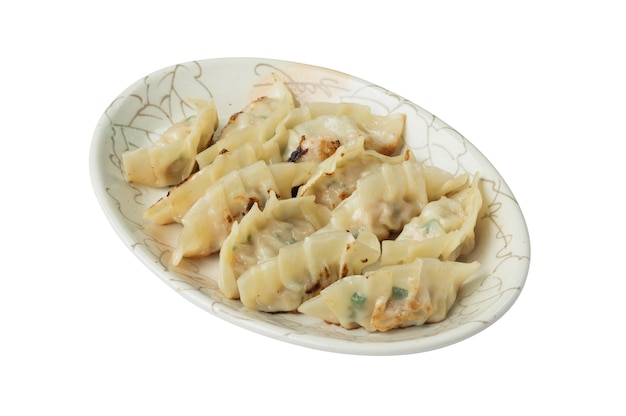 Immagine di gnocchi fritti o gyoza in un piatto isolato su sfondo bianco