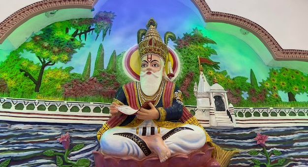 Immagine di Jhule lal nella statua di arte della parete del tempio indiano